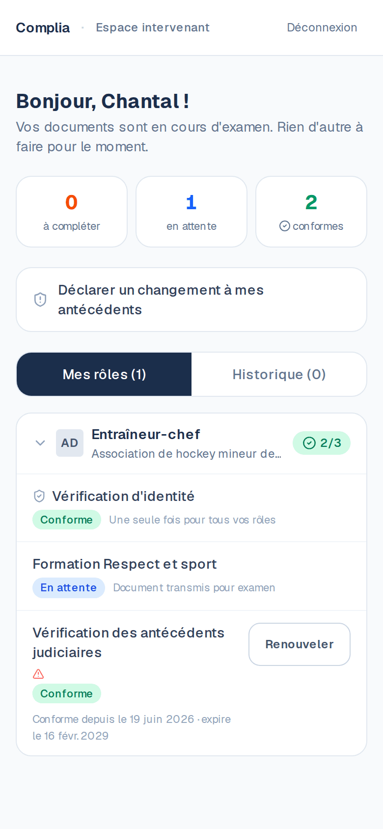 Portail de l'intervenant sur téléphone : compteurs de statuts, déclaration de changement aux antécédents et critères du rôle Entraîneur-chef avec leur état
